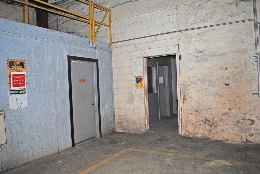 More Photos Of 223-227 S Main St, Wagoner Warehouse For Sale