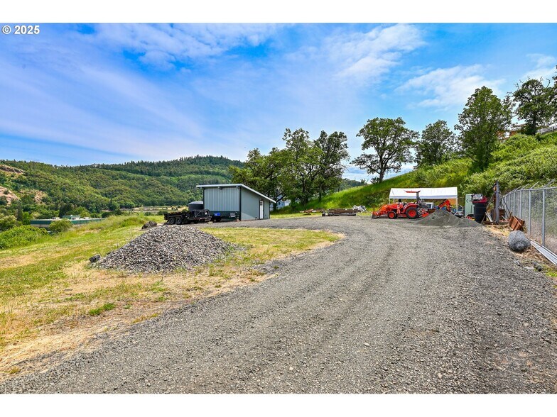 More Photos Of 161 Heritage Way, Roseburg Light Manufacturing For Sale
