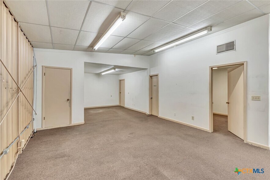 More Photos Of 306 N Wells St, Edna Office For Sale