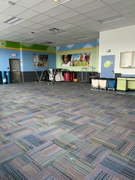 More Photos Of 465 W Arlington St, Gladstone General Retail For Sale