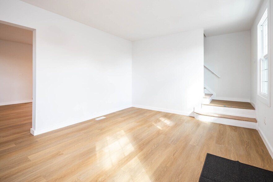 More Photos Of 12 Jansen Ave, Woodbridge Warehouse For Sale