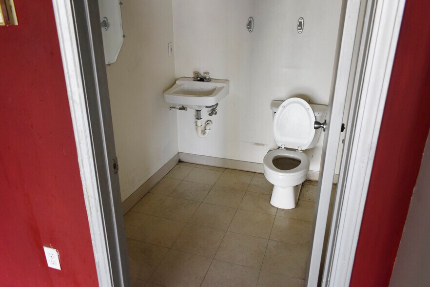 More Photos Of 2517-2519 Strawberry Rd, Pasadena Storefront For Lease