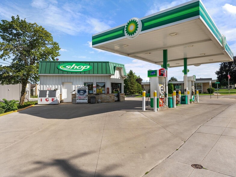 Primary Photo Of 227 S Calumet St, Valders Service Station For Sale