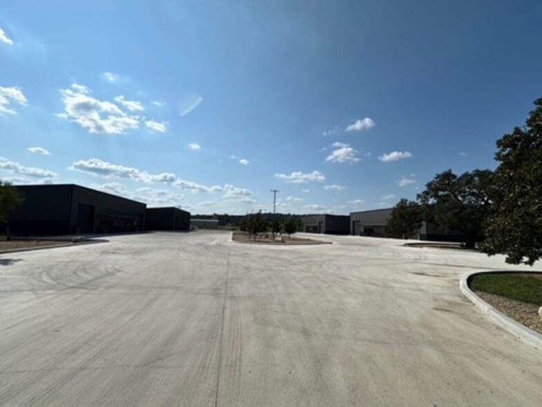 More Photos Of 606 Mill Run, Kerrville Warehouse For Lease