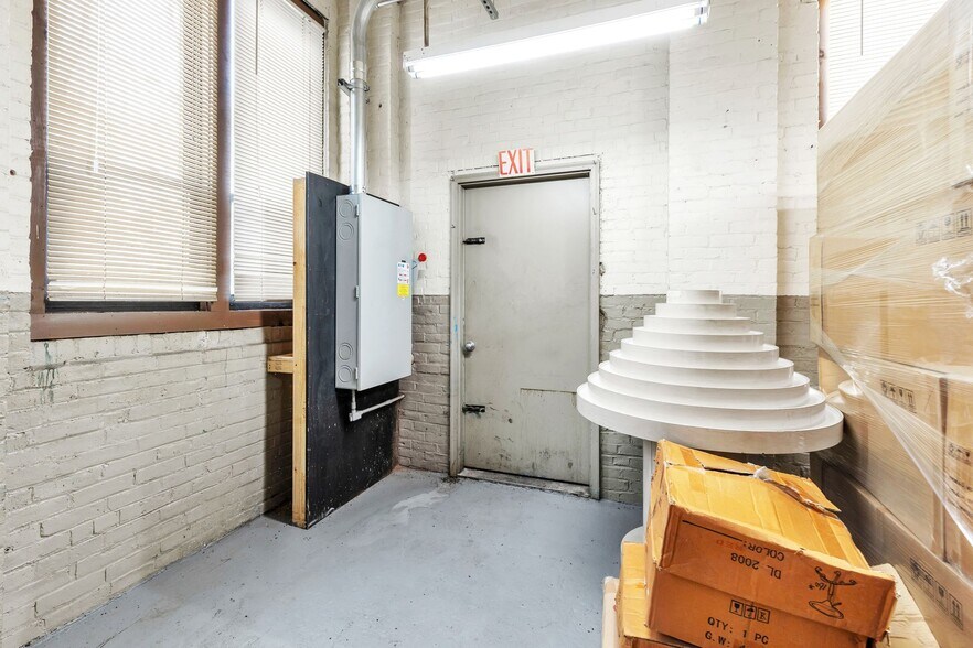 More Photos Of 785 Page Blvd, Springfield Light Manufacturing For Lease