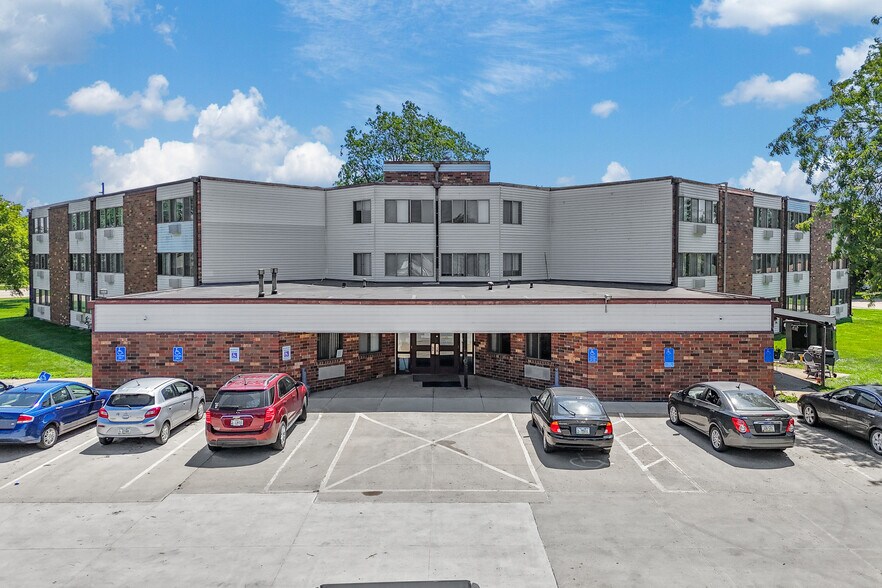 Primary Photo Of 704 E Mapleleaf Dr, Mount Pleasant Apartments For Sale