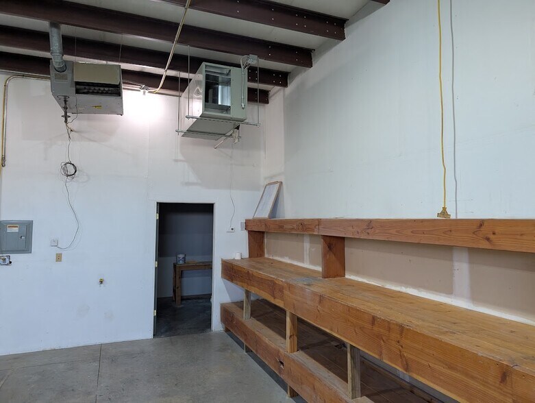 More Photos Of 11529-11531 Portal Rd, La Vista Warehouse For Lease