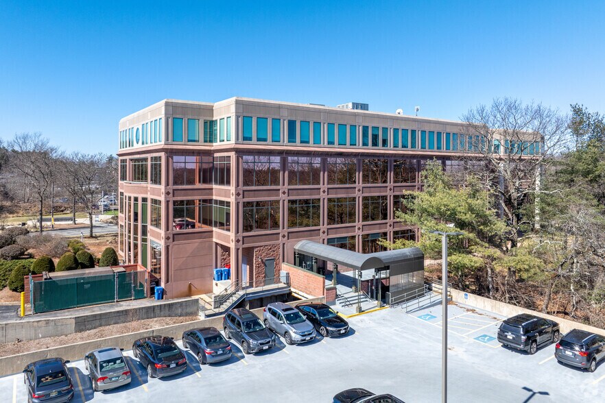 More Photos Of 25 Corporate Dr, Burlington Office For Lease