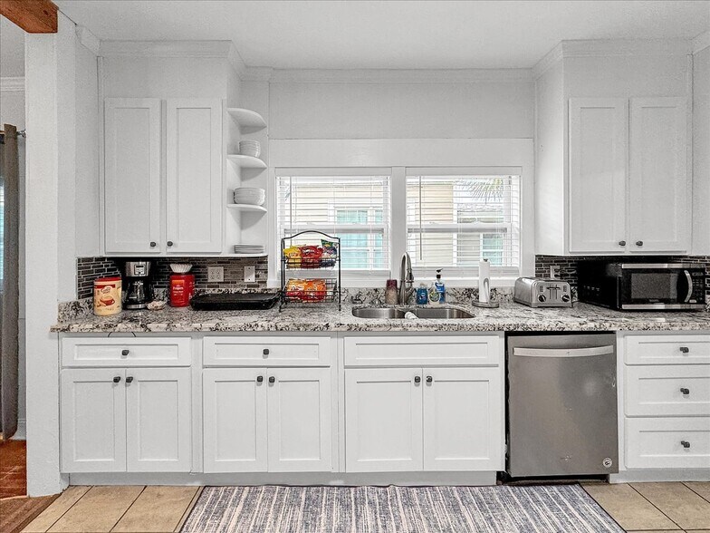 More Photos Of 1007 W Wright St, Pensacola Specialty For Sale