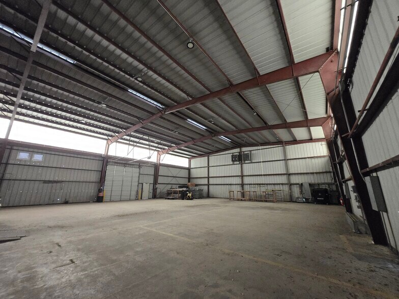 More Photos Of 15562 Capital Port Dr, San Antonio Warehouse For Lease