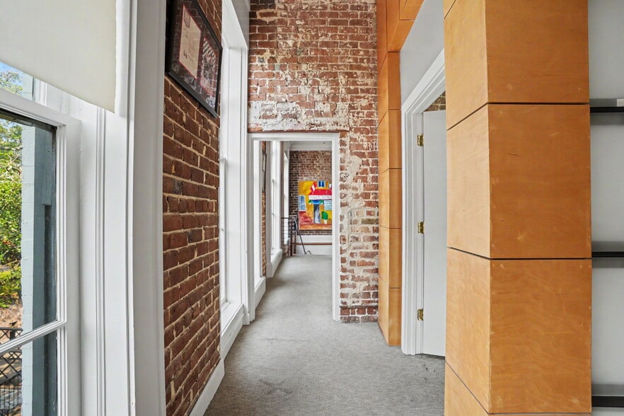 More Photos Of 12 E Bay St, Savannah Storefront Retail Office For Lease