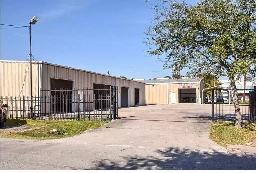 More Photos Of 9108-9110 Clarkcrest St, Houston Showroom For Lease