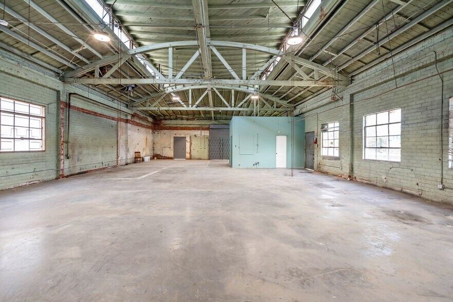 More Photos Of 320 S La Brea Ave, Inglewood Freestanding For Lease