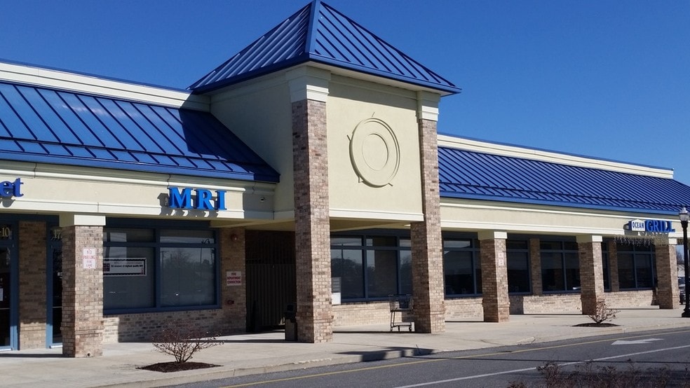 More Photos Of 17252 N Village Main Blvd, Lewes General Retail For Lease