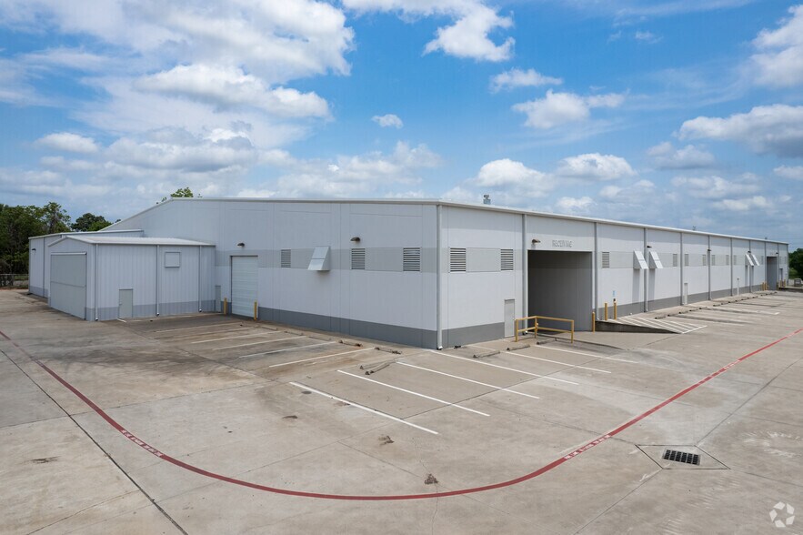 More Photos Of 1626 S Cherry St, Tomball Warehouse For Lease