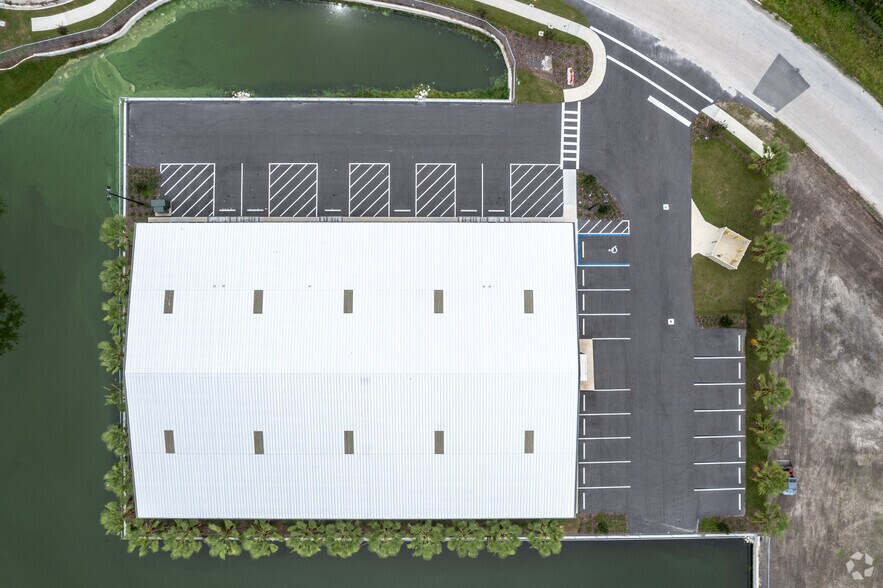 More Photos Of 1802 Corporate Center Ln, Plant City Light Distribution For Lease