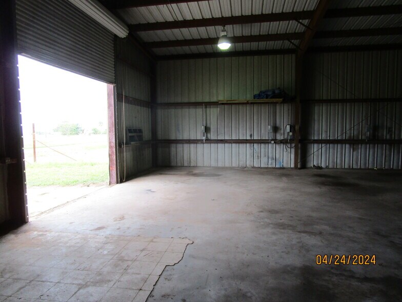 More Photos Of 530 E 2nd St, Freeport Warehouse For Lease