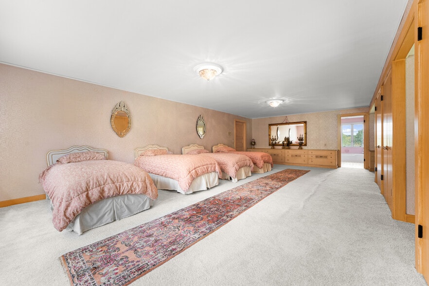 More Photos Of 550 Warner rd, Vienna Specialty For Sale