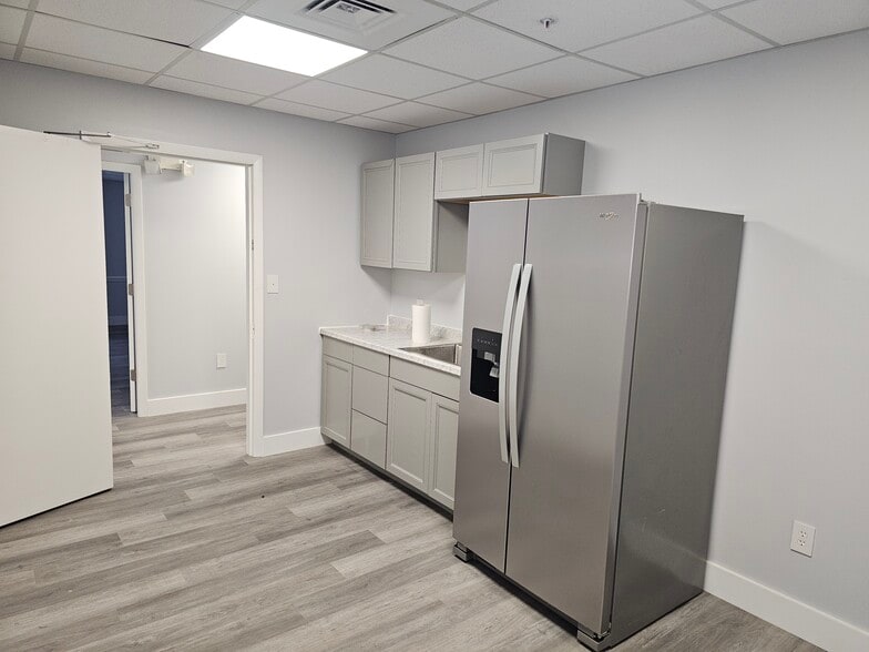 More Photos Of 101 Industrial Dr, Bristol Distribution For Lease