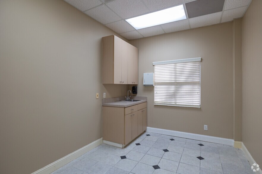 More Photos Of 2101 S Loop 336 W, Conroe Office For Lease