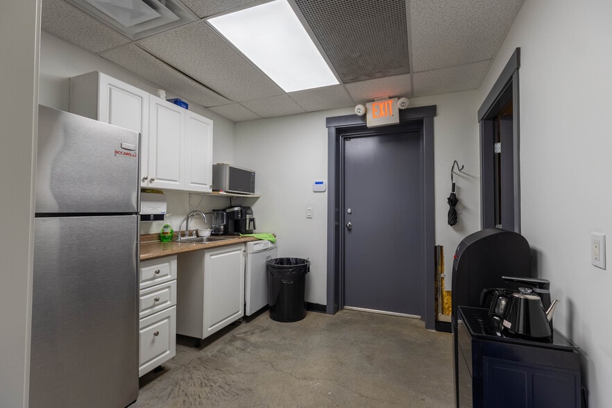 More Photos Of 22867 Fraser Hwy, Langley General Retail For Lease