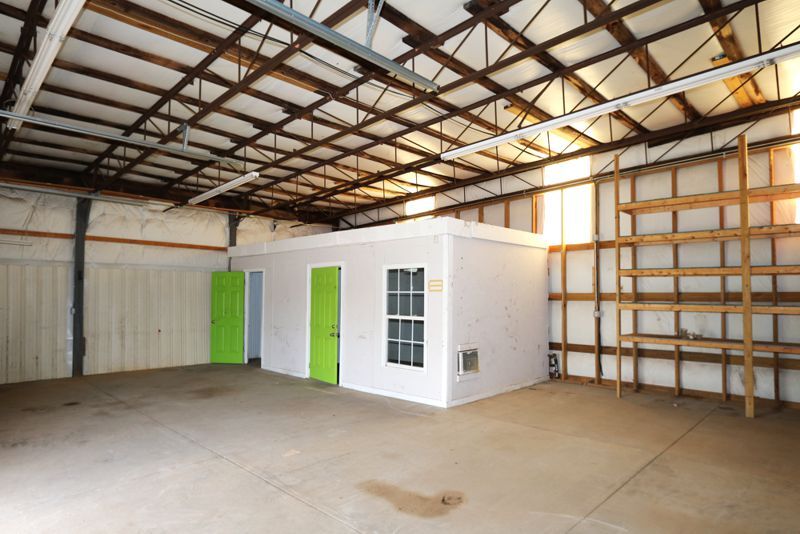 More Photos Of 524 Chucks Dr, Duncan Warehouse For Lease