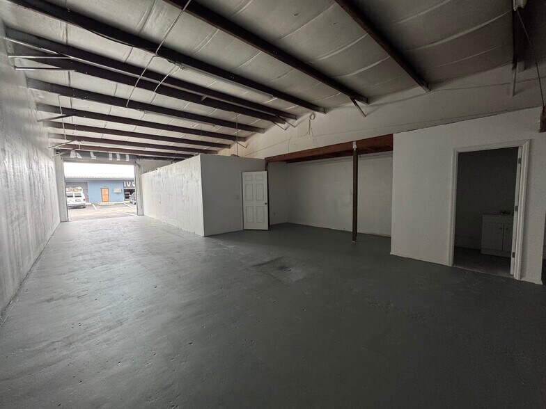 More Photos Of 1495 Seminola Blvd, Casselberry Warehouse For Lease