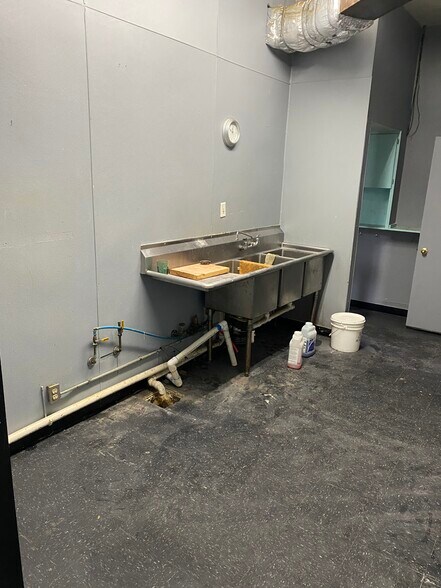 More Photos Of 301 S Washington Sq, Lansing Storefront For Lease