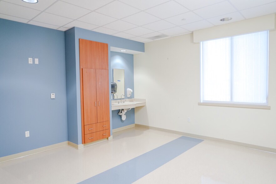 More Photos Of 1903 Doctors Hospital Dr, Bridgeport Office For Sale