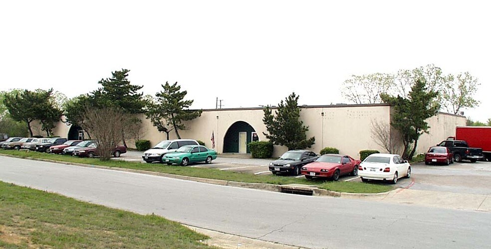 More Photos Of 1507 Central Park Dr, Hurst Warehouse For Lease