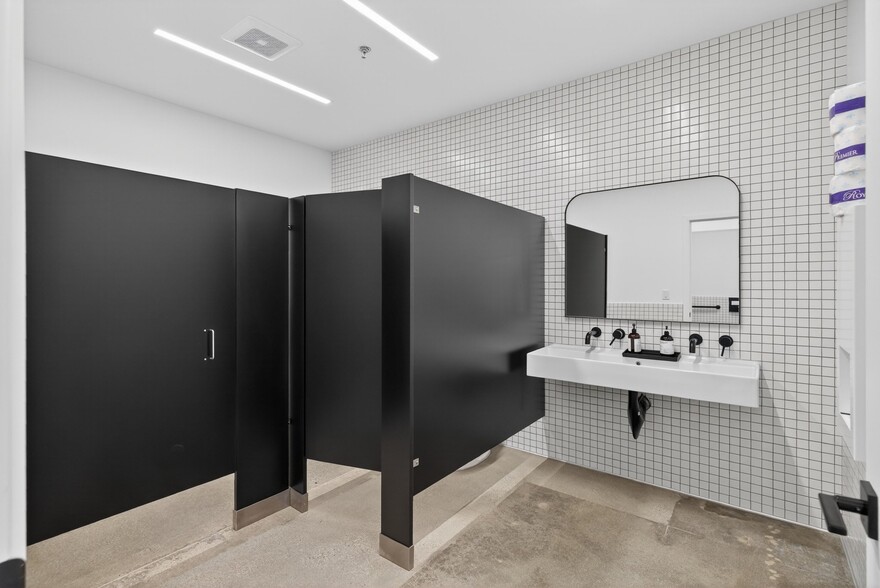 More Photos Of 1322-1326 Obispo Ave, Long Beach Warehouse For Lease