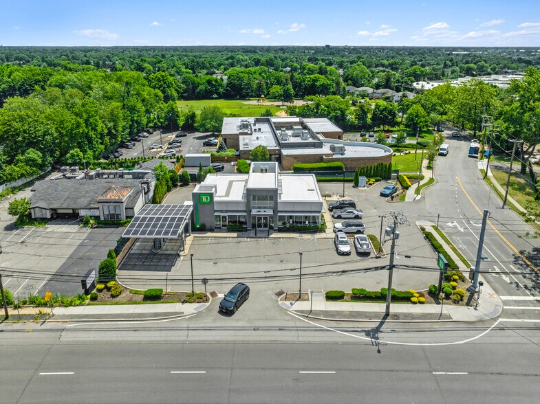 More Photos Of 391 Jericho Tpke, Jericho Bank For Lease