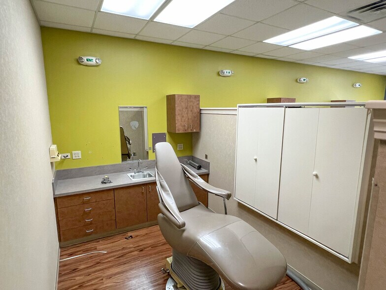 More Photos Of 181-185 N Barrington Rd, Schaumburg Storefront For Sale