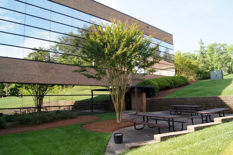 More Photos Of 3859 Battleground Ave, Greensboro Office For Sale