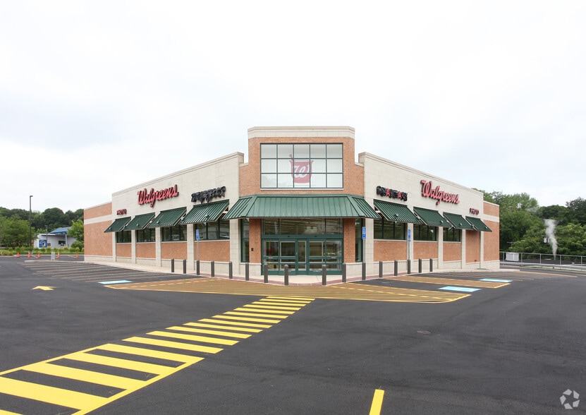 Primary Photo Of 311 E Main St, Middletown Drugstore For Lease