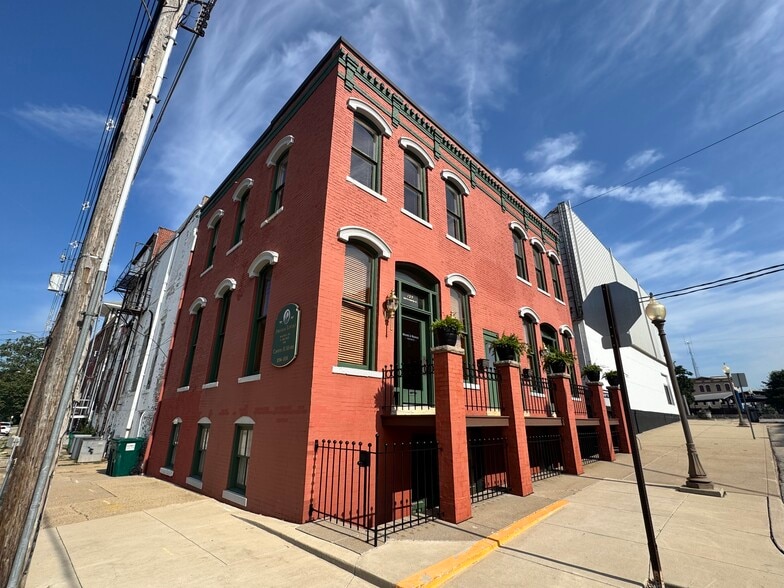 More Photos Of 121 S Center St, Clinton Office For Sale