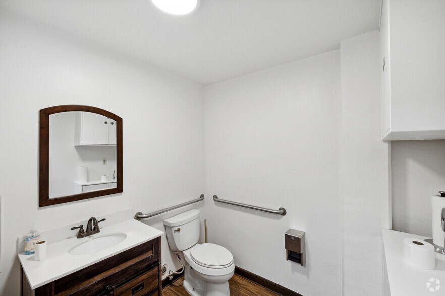 More Photos Of 21250 Califa St, Woodland Hills Research And Development For Lease