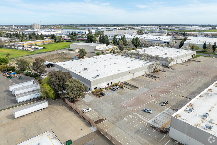 More Photos Of 3930 Seaport Blvd, West Sacramento Warehouse For Lease