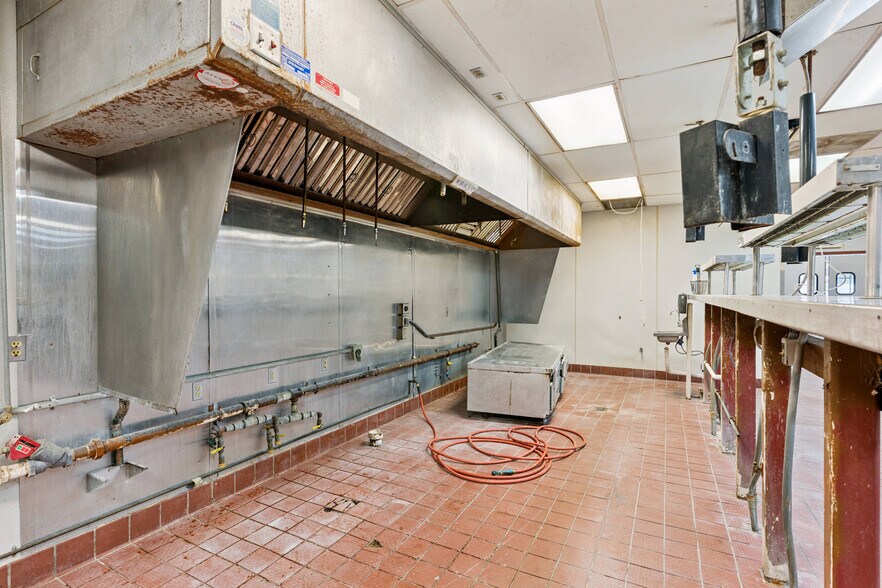 More Photos Of 1025 Magnolia Bluff Way SW, Darien Restaurant For Sale
