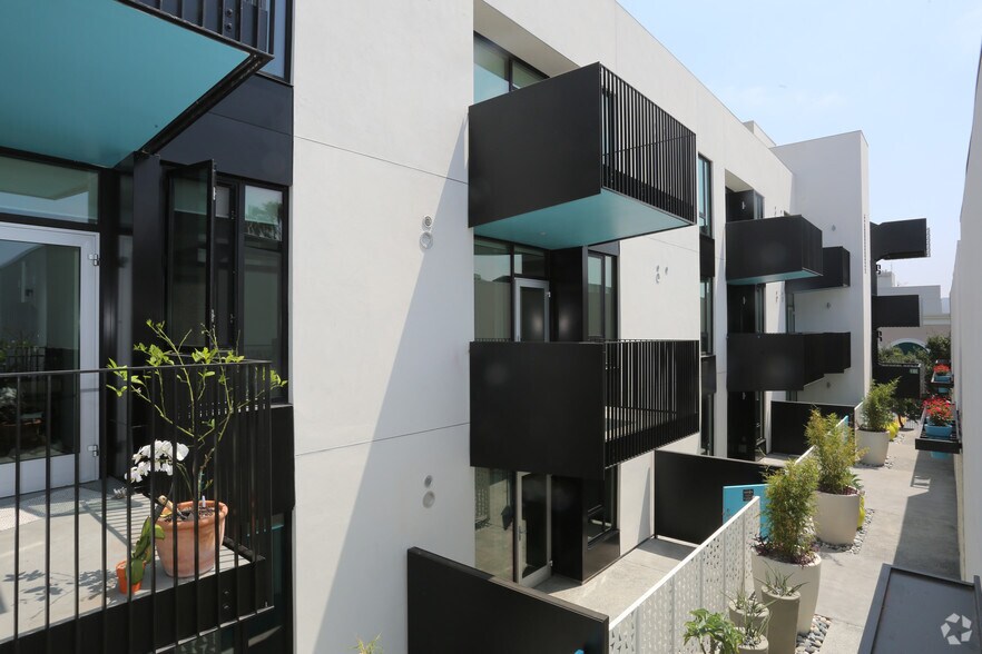More Photos Of 8350-8358 Santa Monica Blvd, West Hollywood Apartments For Lease