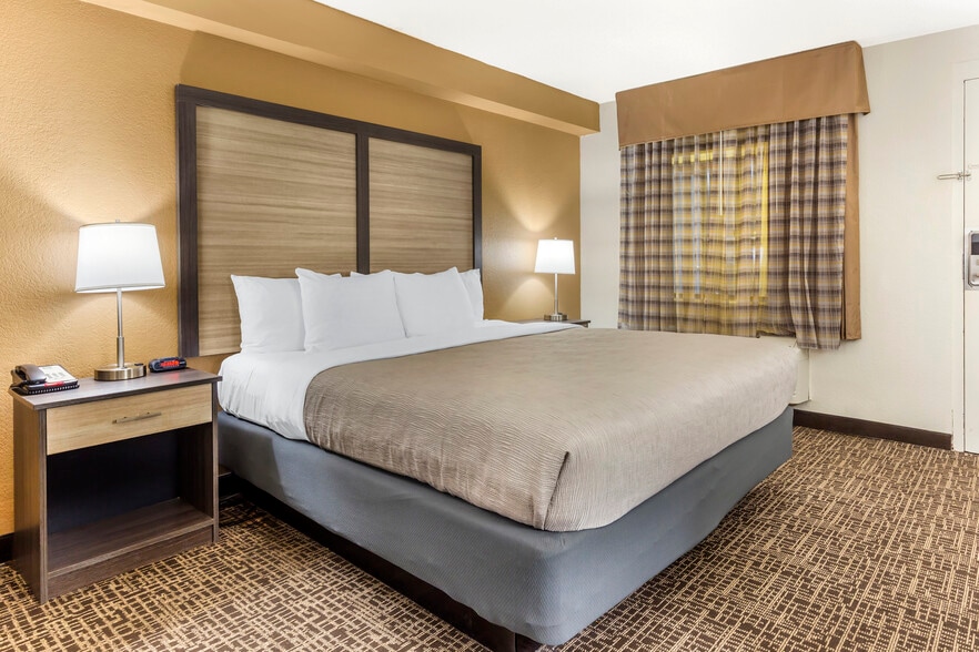 More Photos Of 115 Lake Ave, Spring Lake Hotel For Sale