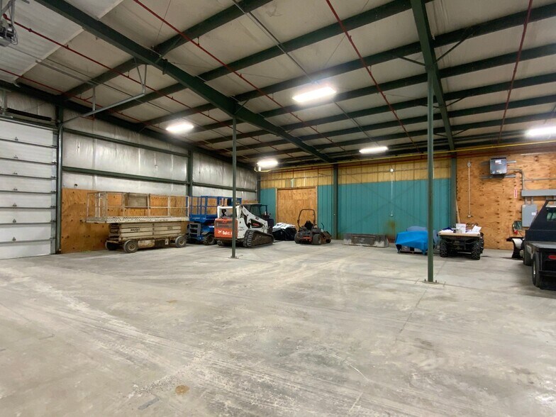 More Photos Of 315 S Sycamore St, Flora Warehouse For Lease