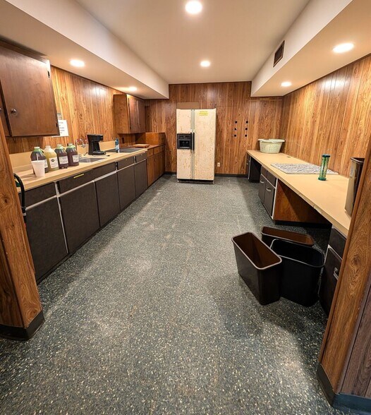 More Photos Of 206 Beall St, Kilgore Industrial For Sale