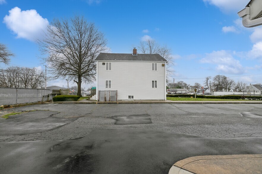 More Photos Of 55 W Sunrise Hwy, Lindenhurst Office Residential For Sale