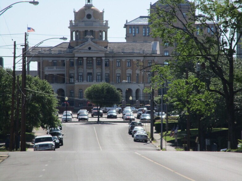 More Photos Of 700 W Houston St, Marshall Schools For Sale