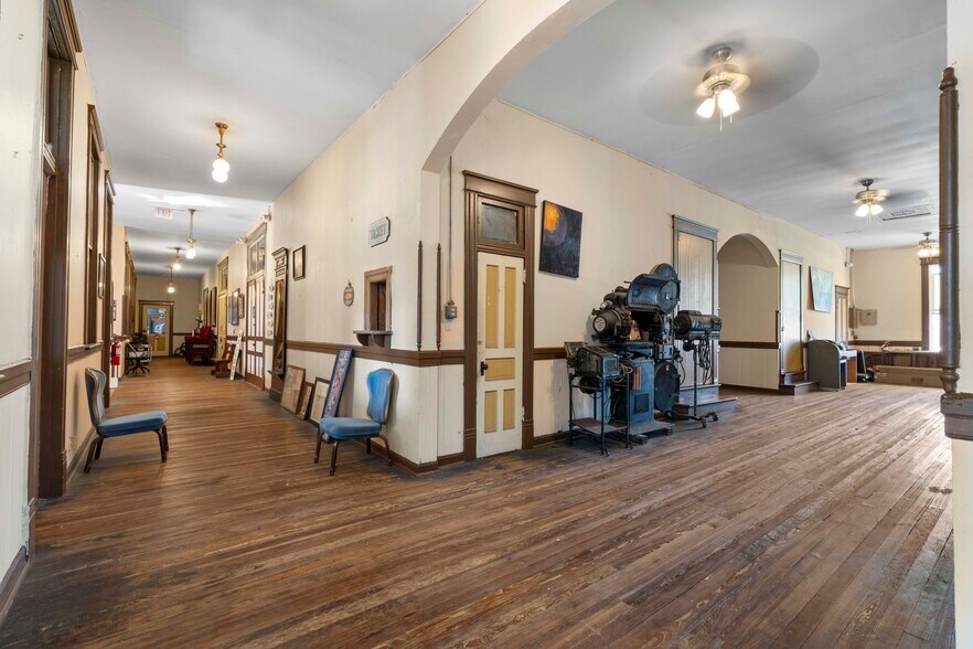 More Photos Of 106 W Oak St, Arcadia Storefront For Sale