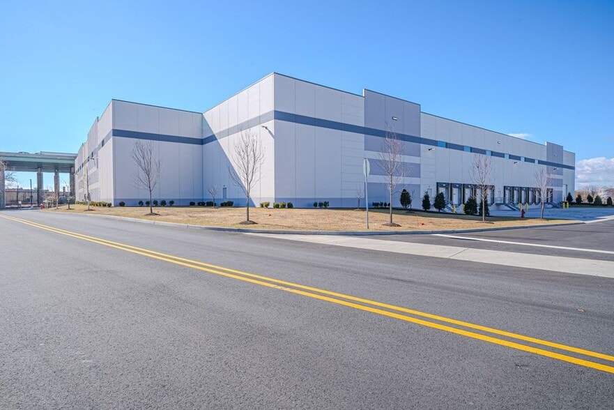 More Photos Of 30 Cross St, Ridgefield Park Distribution For Lease