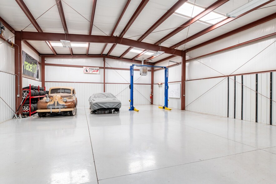 More Photos Of 70 N Gwinnett St, Buford Showroom For Sale