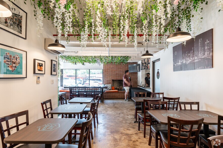 More Photos Of 2910 S Beckley Ave, Dallas Storefront Retail Office For Sale