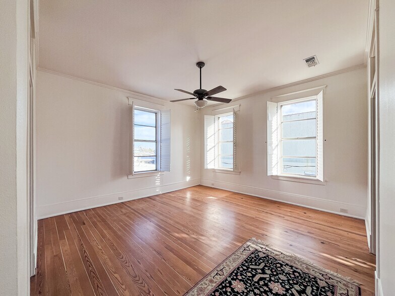 More Photos Of 212-216 E Alamo St, Brenham Storefront Retail Office For Lease